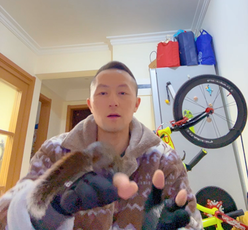 易客萌宠巧巧的客户大哥对易客团队给予了高度评价。他特别指出，我们所提供的小松鼠不仅健康状况良好且极其惹人喜爱；同时，我们也承诺为客户提供终身售后服务，在整个饲养过程中毫无保留地提供全面的支持与指导。此外，我们的客服团队展现了极高的专业素养和热情态度，并能够迅速响应客户的需求。在此，我们诚挚地感谢大哥对我们服务的认可与赞赏。-易客萌宠官网